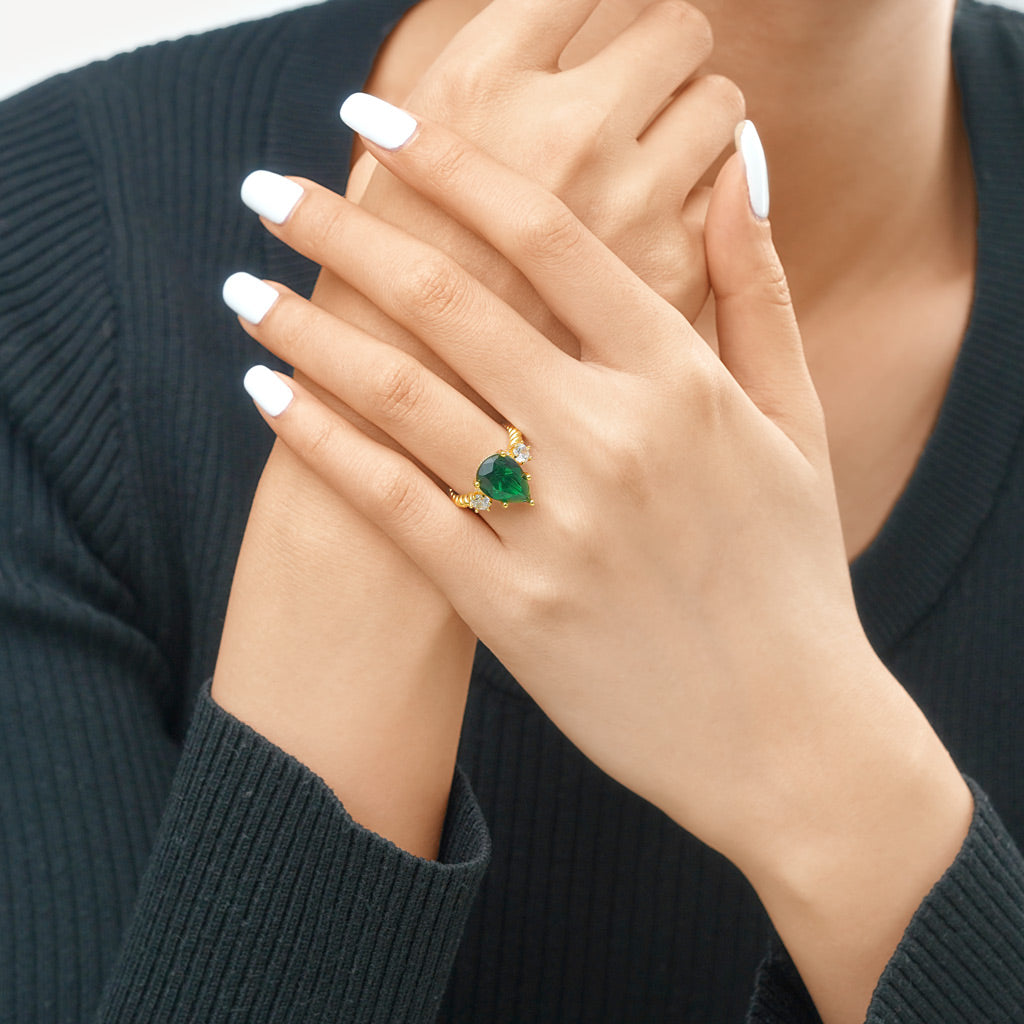 Gnoce Pear-cut Emerald Three-stone Ring_5