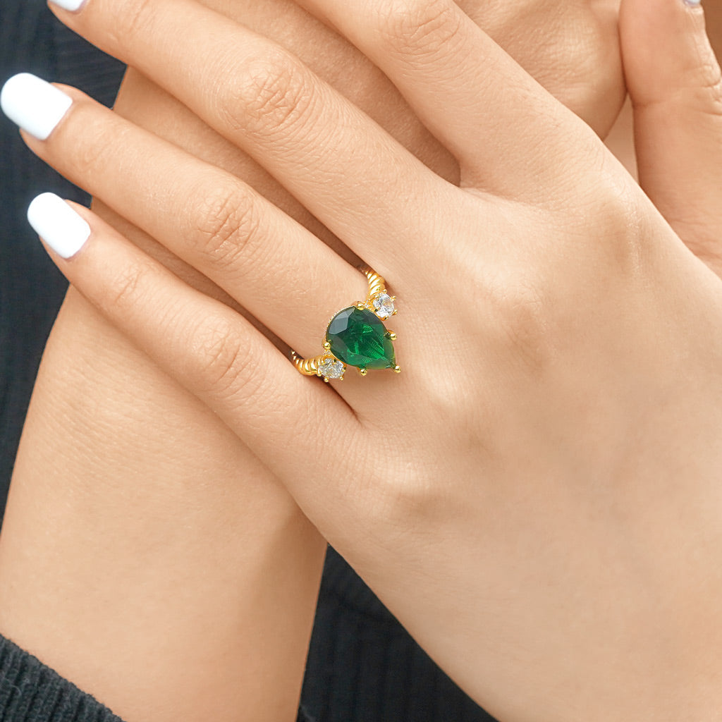 Gnoce Pear-cut Emerald Three-stone Ring_6